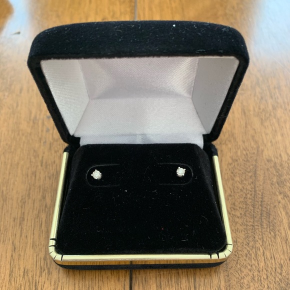 White gold and diamond stud earrings NWOT - Picture 2 of 4